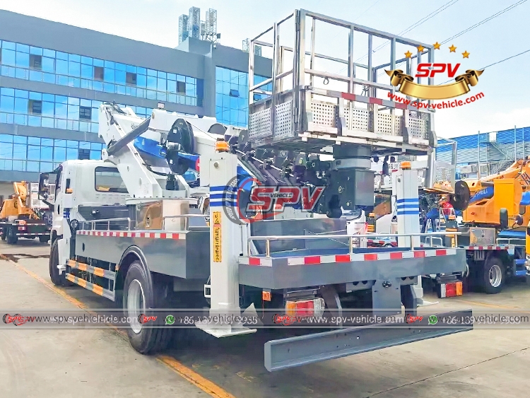 ISUZU GIGA Bucket Truck - Rear Left Side